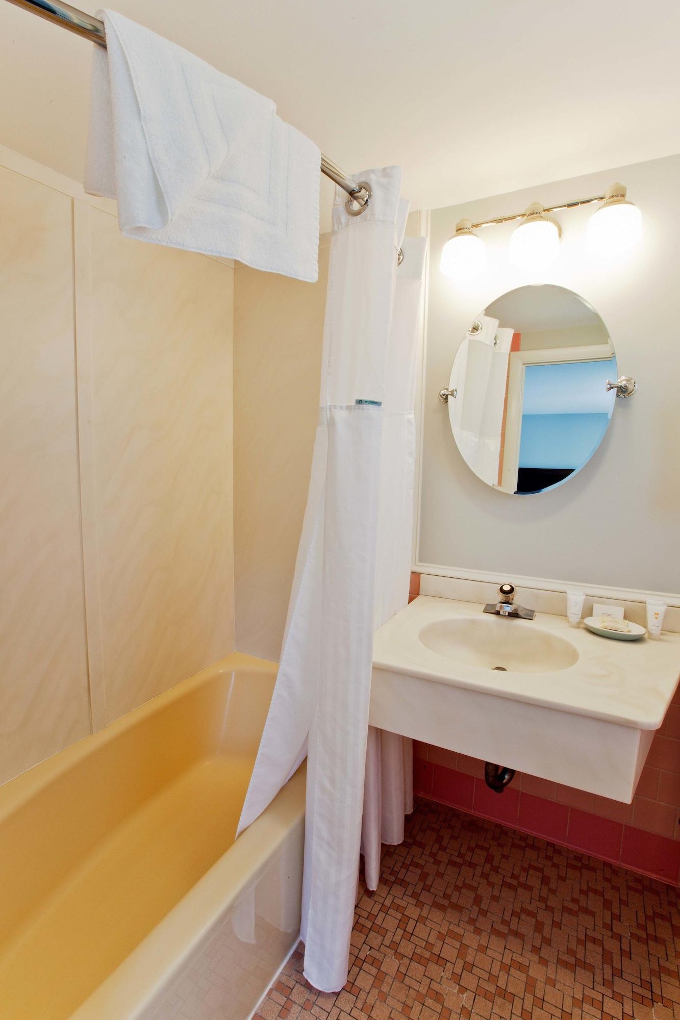 The Seaglass Inn & Spa Провинстаун Экстерьер фото